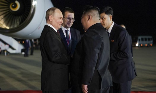 Nhà lãnh đạo Triều Tiên Kim Jong-un ra chân máy bay đón Tổng thống Nga Vladimir Putin, sáng sớm 19.6.2024. Ảnh: Văn phòng Thông tin Báo chí Tổng thống Nga