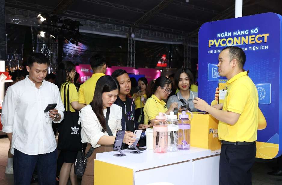 Nhiều phần quà hấp dẫn dành cho khách hàng tham gia trải nghiệm “Ngày không tiền mặt 2024” tại gian hàng PVcomBank.