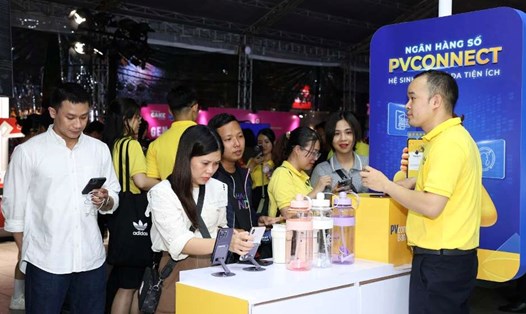 Nhiều phần quà hấp dẫn dành cho khách hàng tham gia trải nghiệm “Ngày không tiền mặt 2024” tại gian hàng PVcomBank.