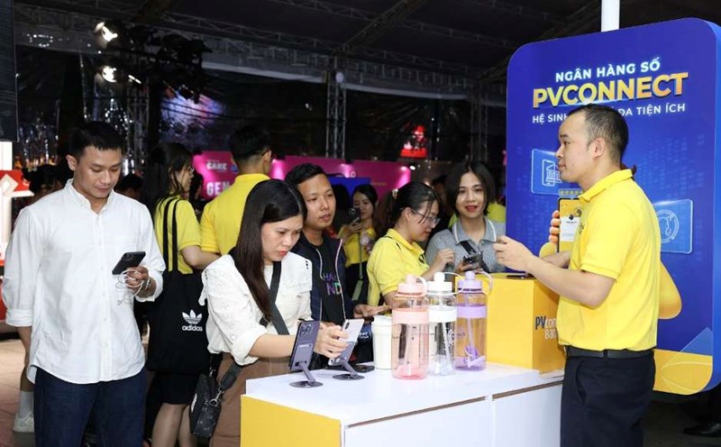 Nhiều phần quà hấp dẫn dành cho khách hàng tham gia trải nghiệm “Ngày không tiền mặt 2024” tại gian hàng PVcomBank.