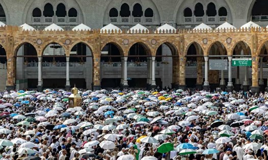 Người hành hương ở thánh địa Mecca ngày 18.6.2024. Ảnh: AFP