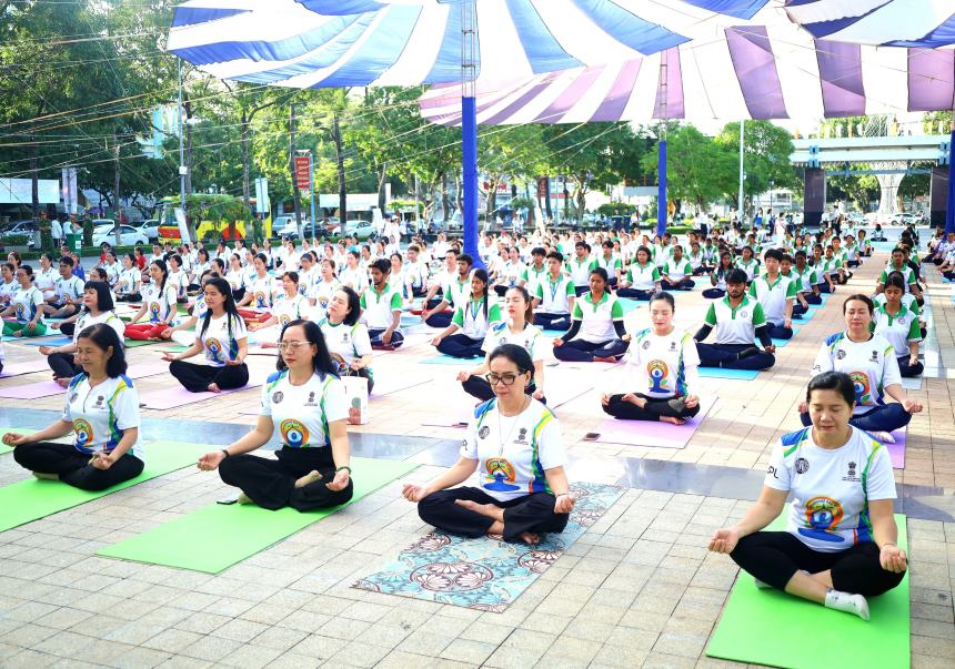 Nhiều sinh viên Ấn Độ đang theo học tại Cần Thơ nhiệt tình hưởng ứng. Ảnh: Tuệ An