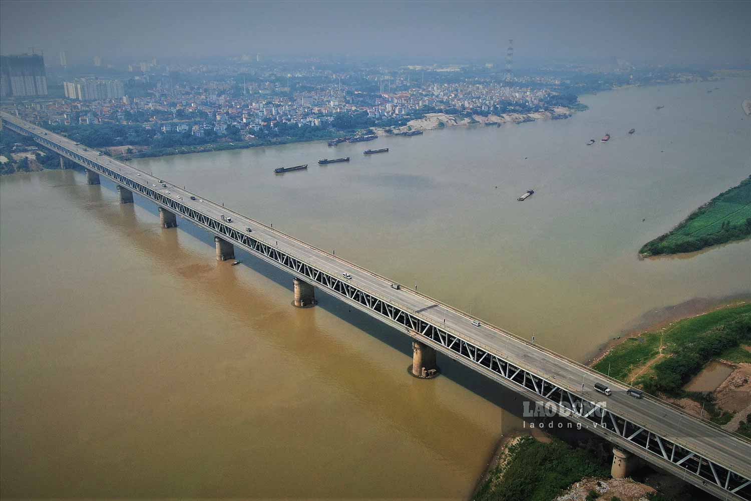 Cầu Thăng Long bắc qua sông Hồng, là đường nối sân bay quốc tế Nội Bài với nội thành Hà Nội, Công trình thế kỷ của tình hữu nghị Việt - Xô được khởi công xây dựng năm 1974 và khánh thành năm 1985. (Ảnh: Quang Minh)
