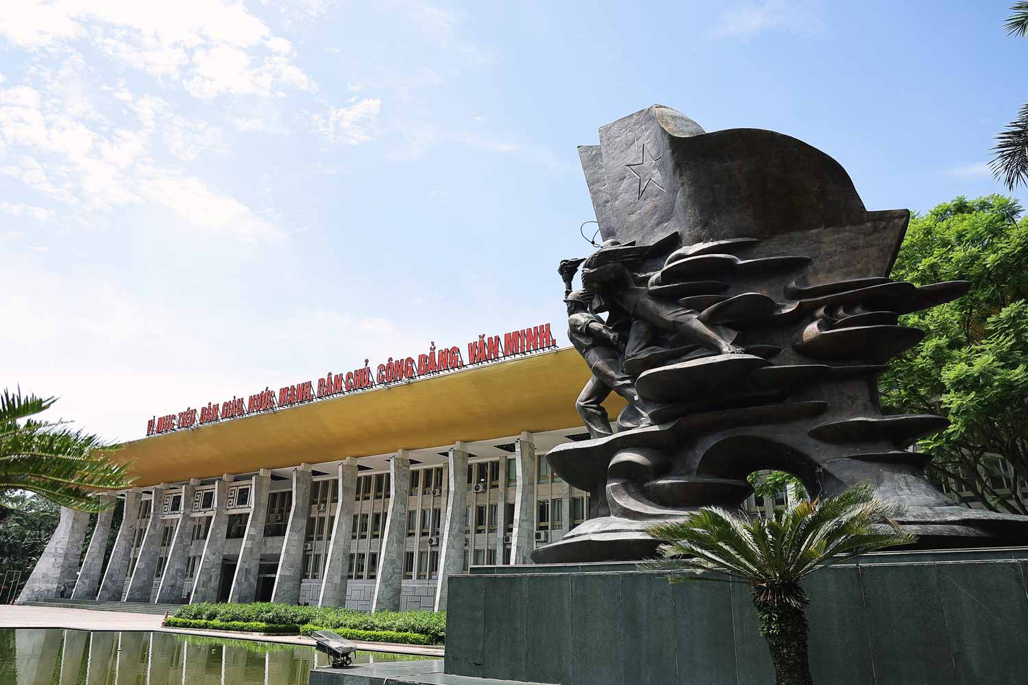 Cung Văn hoá Lao động Hữu nghị Việt Xô (Hà Nội) nằm tại ngã ba đường Trần Hưng Đạo – Quán Sứ, là quà tặng của Hội đồng Trung ương các công đoàn Liên xô (cũ) tặng cho giai cấp nhân và tổ chức Công đoàn Việt Nam. Công trình được khởi công năm 1978 và hoàn thành vào ngày 1.9.1985.