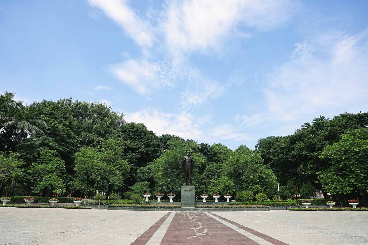 Công viên Lê Nin nằm đối diện với Bảo tàng Lịch sử Quân sự Việt Nam tại thủ đô Hà Nội.