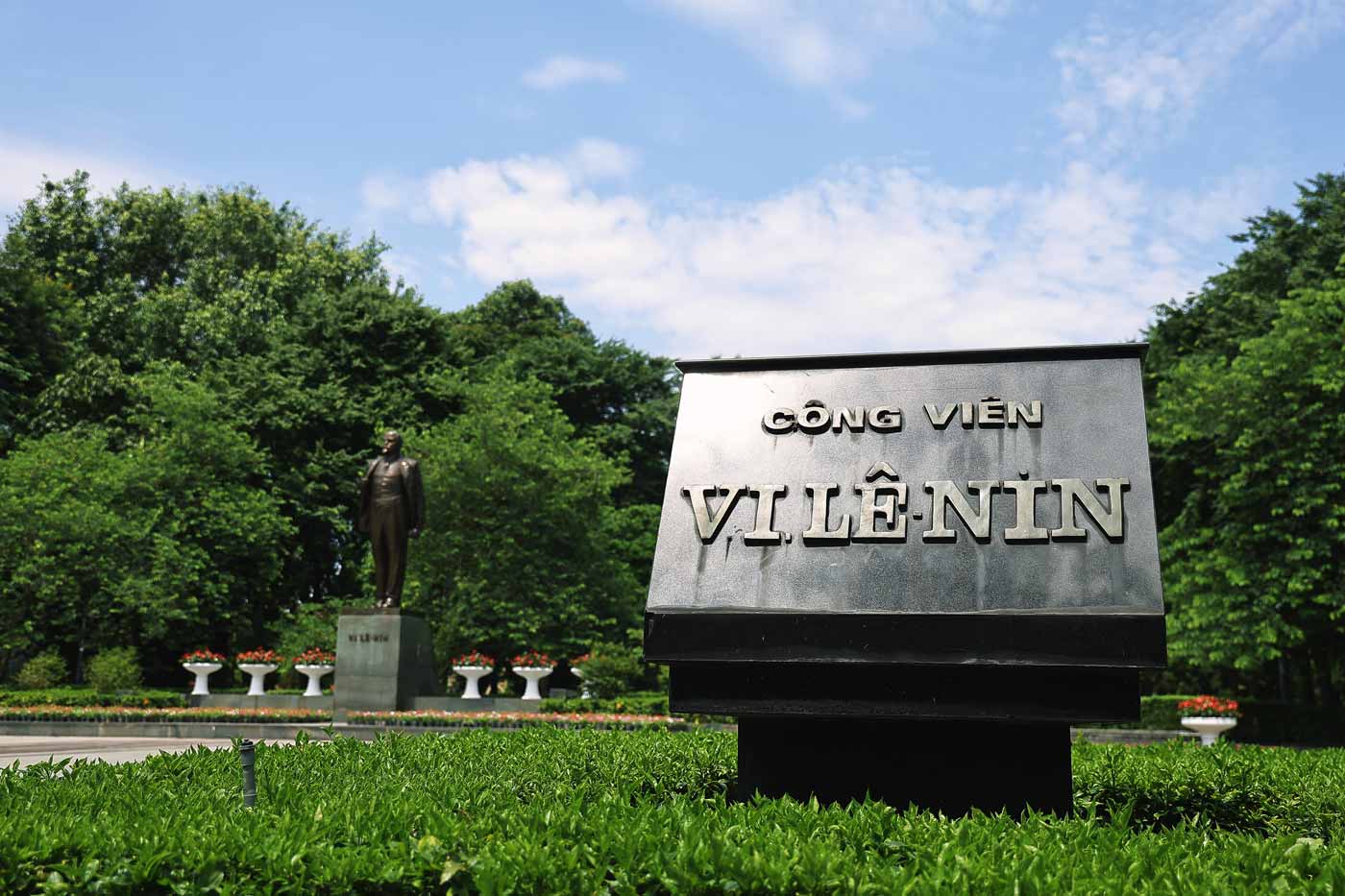 Công viên Lê Nin, là nơi Đảng, Chính phủ và Nhân dân Việt Nam đến V.I.Lênin, nhà tư tưởng vĩ đại, nhà lý luận chính trị kiệt xuất, lãnh tụ lỗi lạc của giai cấp công nhân và nhân dân lao động toàn thế giới; người bảo vệ và phát triển chủ nghĩa Mác, sáng lập Nhà nước công nông đầu tiên trên thế giới, xây dựng chủ nghĩa xã hội hiện thực.