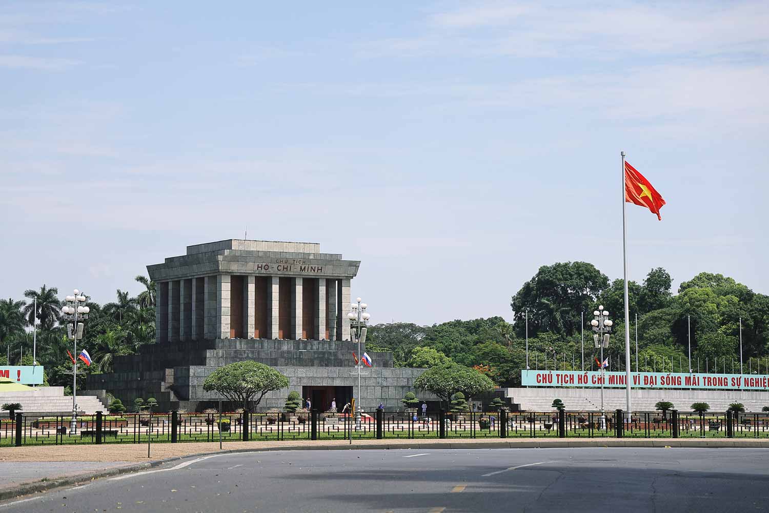 Lăng Bác được khởi công xây dựng ngày 2.9.1973 trên nền cũ của tòa lễ đài giữa Quảng trường Ba Đình, nơi Chủ tịch Hồ Chí Minh đọc bản Tuyên ngôn Độc lập. Đây là một trong những công trình kiến trúc mang tầm quốc gia, thể hiện quan hệ bền chặt của Liên Xô đối Việt Nam.