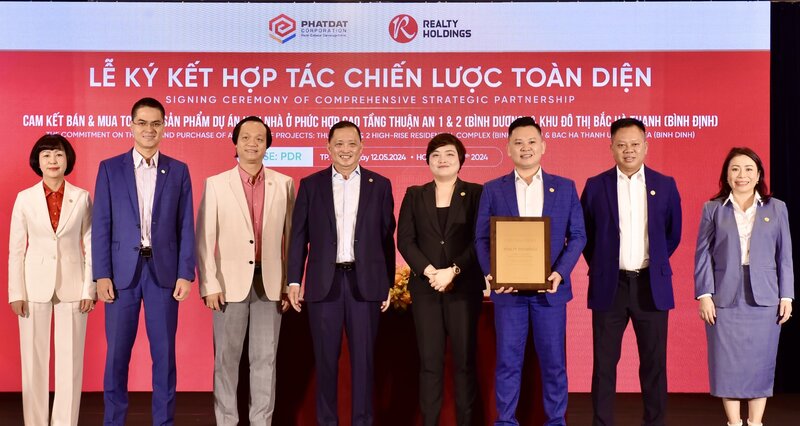 Ban lãnh đạo Công ty CP Phát triển Bất động sản Phát Đạt và Realty Holdings. Ảnh: Doanh nghiệp cung cấp