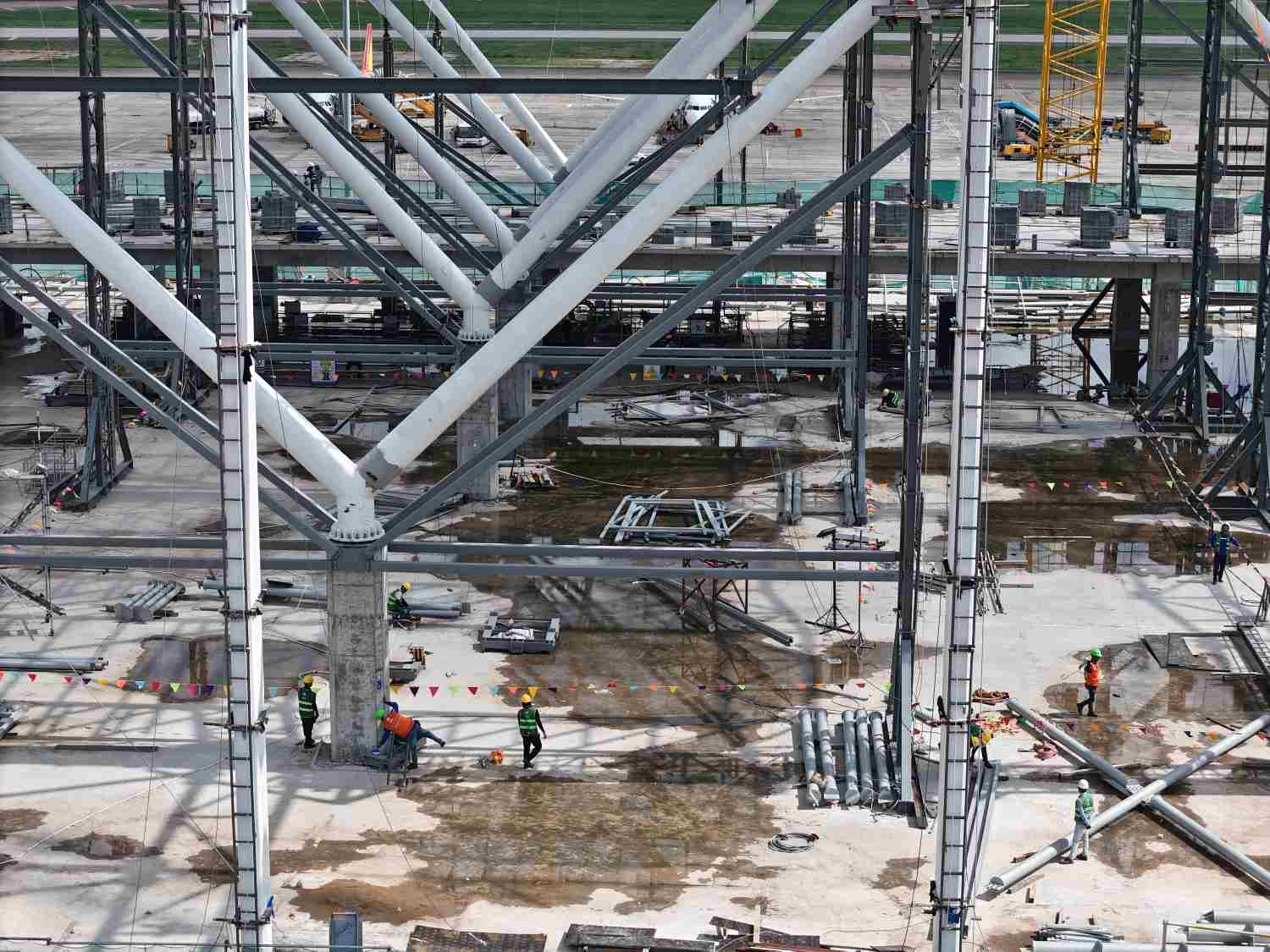 Công tác lắp khung thép phần mái bắt đầu ngày 25.5, đến nay đã hoàn thành lắp đặt trên công trường khoảng 1.300 tấn/3.000 tấn, đạt 43,3%, dự kiến hoàn thành trong tháng 9.