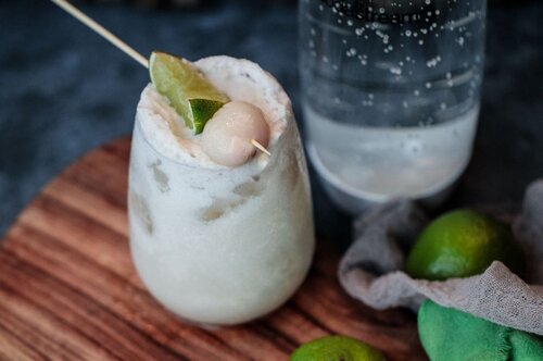 Mocktail vải cốt dừa là thức uống dịu mát trong mùa hè nắng nóng. Ảnh: Hương
