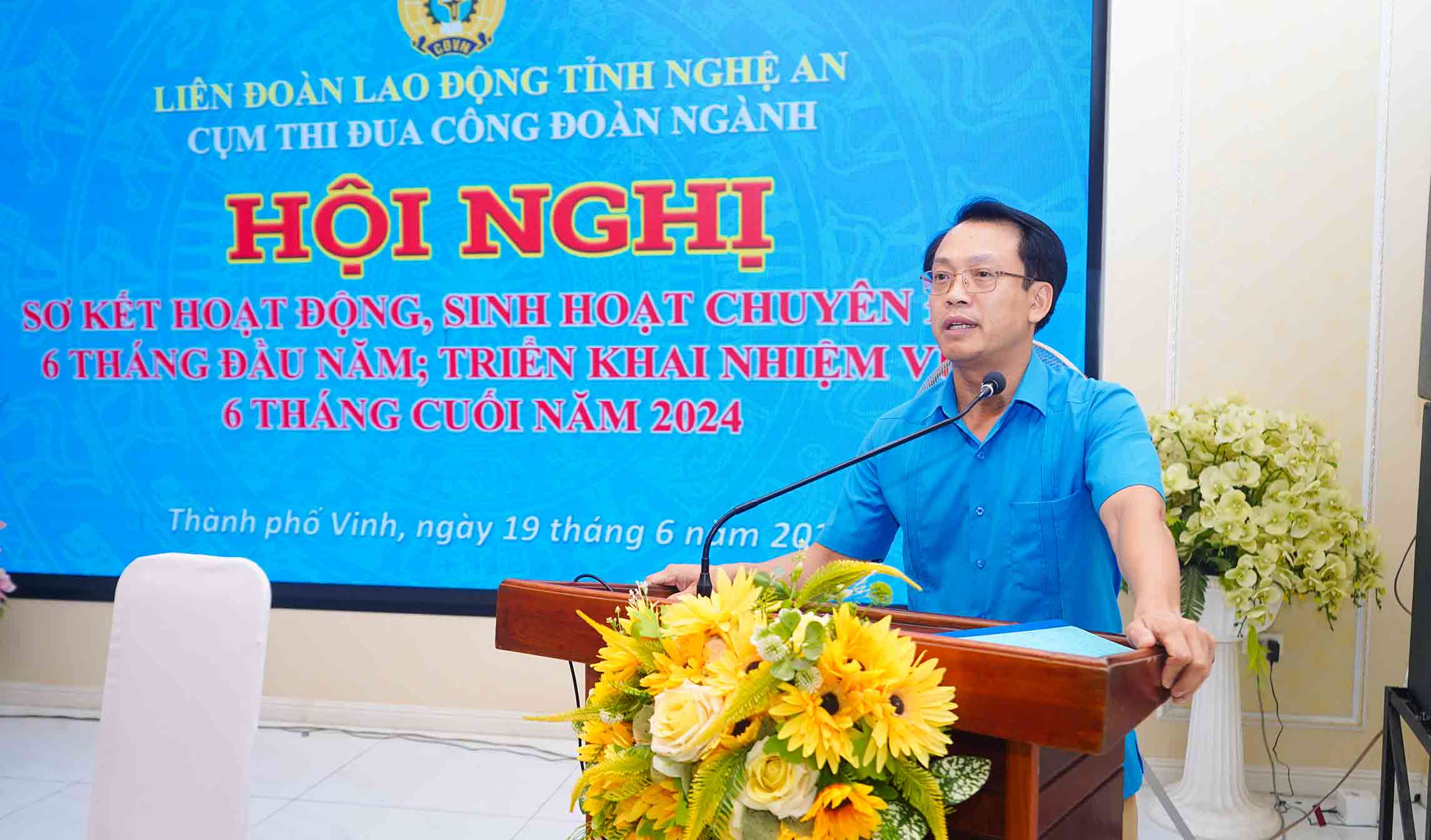 Ông Nguyễn Chí Công - Phó Chủ tịch Thường trực LĐLĐ tỉnh Nghệ An phát biểu tại hội nghị. Ảnh: Duy Chương.