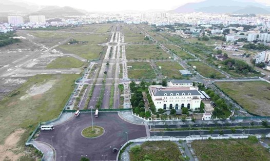 khu vực sân bay Nha Trang cũ thường xuyên có tình trạng ôtô 45 chỗ đậu. Ảnh: Hữu Long