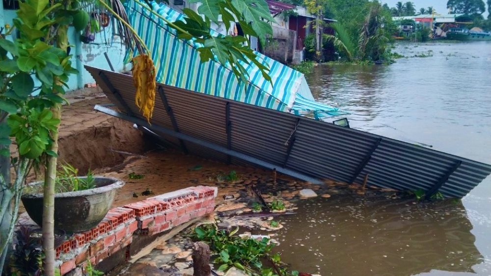 Vụ sạt lở khiến 2 hộ dân bị sụp hoàn toàn nhà tiền chế, hàng rào và bờ kè dài khoảng 40m. Ảnh: An Nhiên