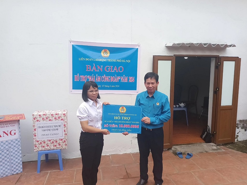 Ông Nguyễn Xuân Hoản - Chủ tịch Công đoàn ngành Nông nghiệp và Phát triển nông thôn Hà Nội trao hỗ trợ Mái ấm Công đoàn cho đoàn viên Công đoàn cơ sở Trạm Trồng trọt và Bảo vệ thực vật Hà Nội (ảnh minh họa). Ảnh: CĐN