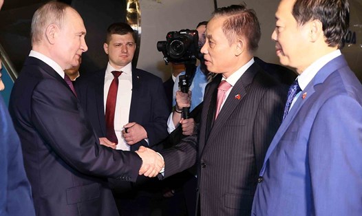 Trưởng ban Đối ngoại Trung ương Lê Hoài Trung; Phó Thủ tướng Chính phủ Trần Hồng Hà đón Tổng thống Vladimir Putin tại sân bay Nội Bài. Ảnh: An Đăng/TTXVN