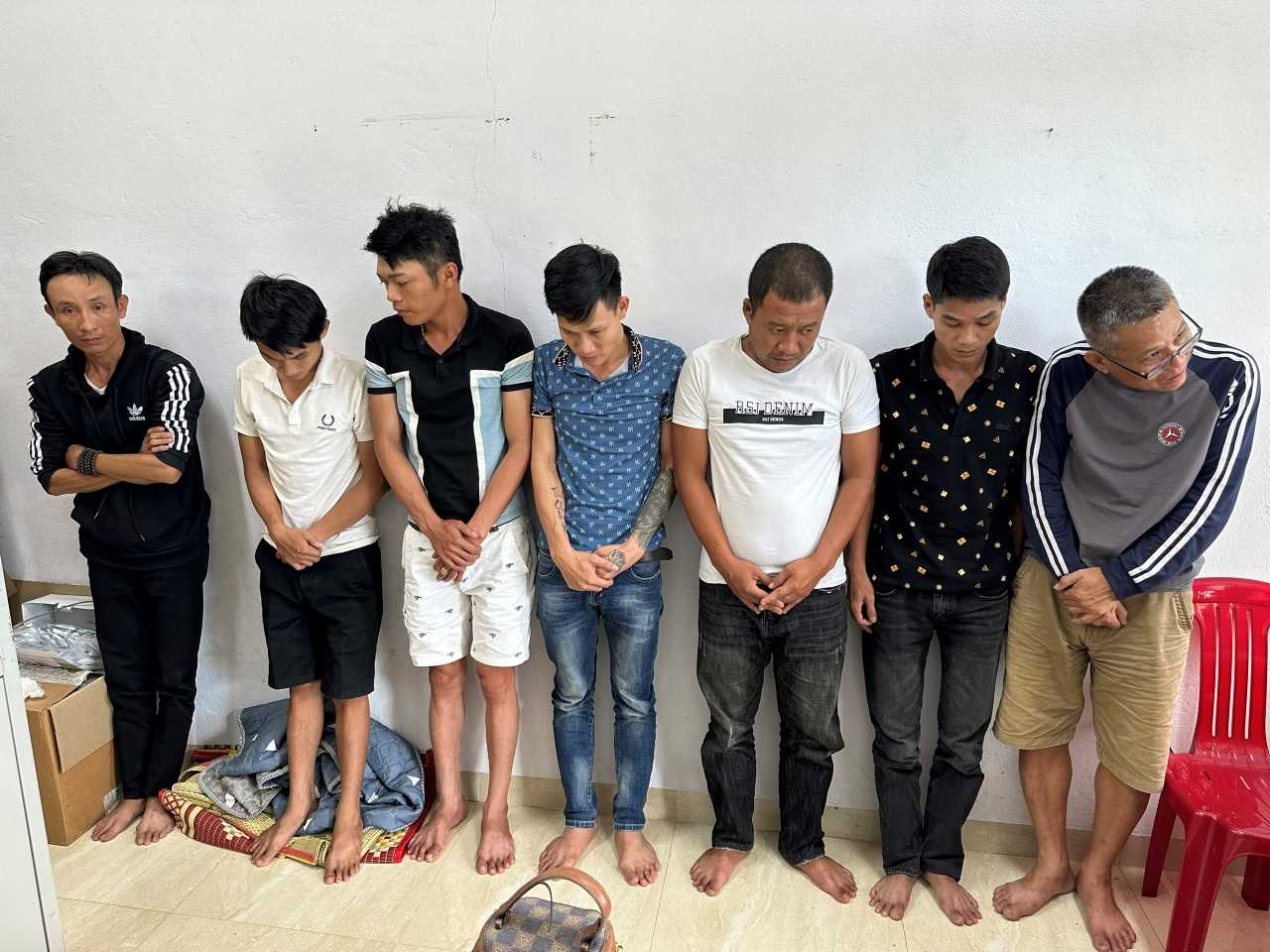 Các đối tượng dương tính với ma túy. Ảnh: Trần Hồng.