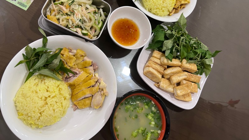 Cơm gà với cách làm đơn giản giúp tiết kiệm thời gian, công sức. Ảnh: Minh Trang