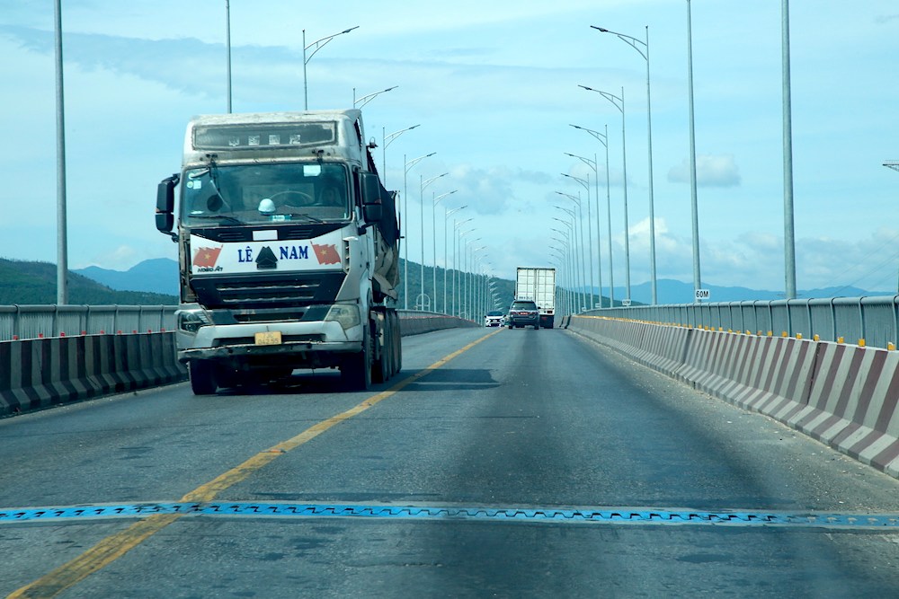 Hầm Đèo Ngang trên Quốc lộ 1, điểm đầu thuộc địa phận thị xã Kỳ Anh (tỉnh Hà Tĩnh); điểm cuối thuộc địa phận huyện Quảng Trạch (tỉnh Quảng Bình) được nghiên cứu với chiều dài khoảng 2,945km. Quy mô đường dẫn vào hầm được thiết kế theo tiêu chuẩn đường cấp III đồng bằng, vận tốc thiết kế 80km/h, mở rộng nền đường phù hợp với quy mô 4 làn. Hầm này được đặt cạnh song song với hầm cũ, với bề rộng 10,5m. Ảnh: Công Sáng