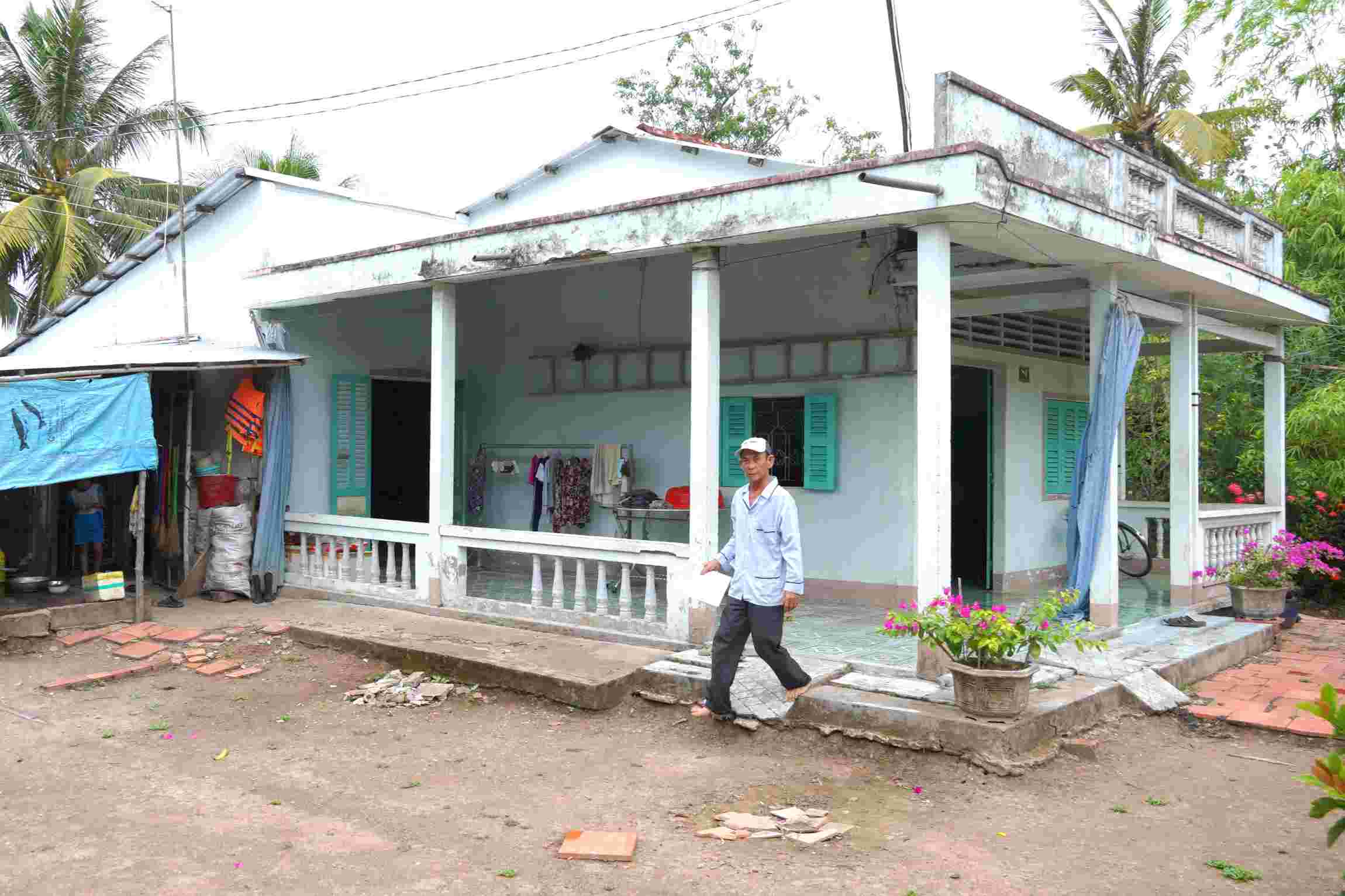 Việc chưa có sổ đỏ, người dân rất khó khăn trong việc làm ăn. Ảnh: Tạ Quang