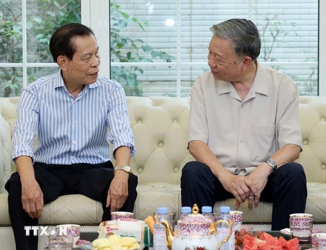 Chủ tịch nước Tô Lâm thăm, chúc mừng Nhà báo Vũ Văn Hiến, nguyên Tổng Giám đốc Đài Truyền hình Việt Nam. Ảnh: TTXVN