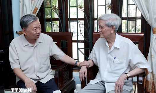 Chủ tịch nước Tô Lâm thăm, chúc mừng Nhà báo Hồ Tiến Nghị, nguyên Tổng Giám đốc Thông tấn xã Việt Nam. Ảnh: TTXVN