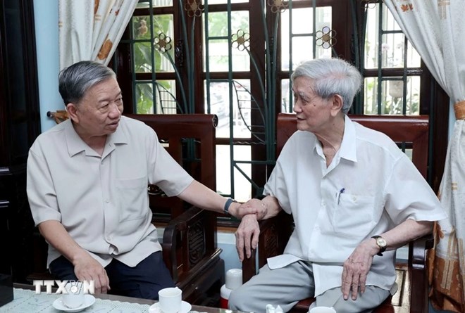 Chủ tịch nước Tô Lâm thăm và chúc mừng các nhà báo lão thành tại Hà Nội