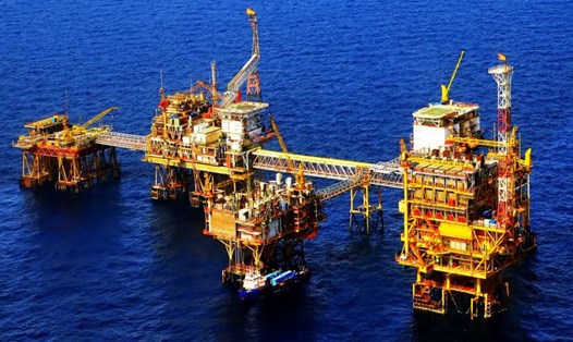Công trình giàn khoan khai thác dầu thô Vietsovpetro trên biển khẳng định mối quan hệ hợp tác kinh tế và giữ gìn an ninh, chủ quyền trên biển của Việt Nam. Ảnh: PVN