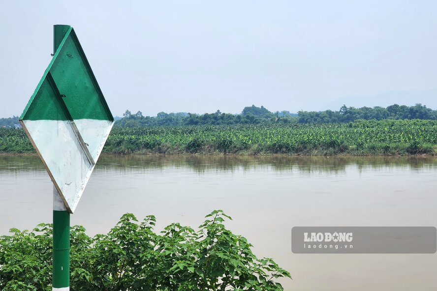 Năm nay, việc lấy nước phục vụ sản xuất nông nghiệp ở 2 bờ sông Hồng đã thuận lợi hơn. Ảnh: Tô Công.