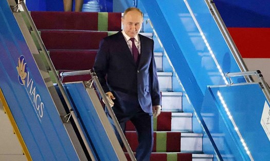Tổng thống Vladimir Putin rời chuyên cơ. Ảnh: TTXVN