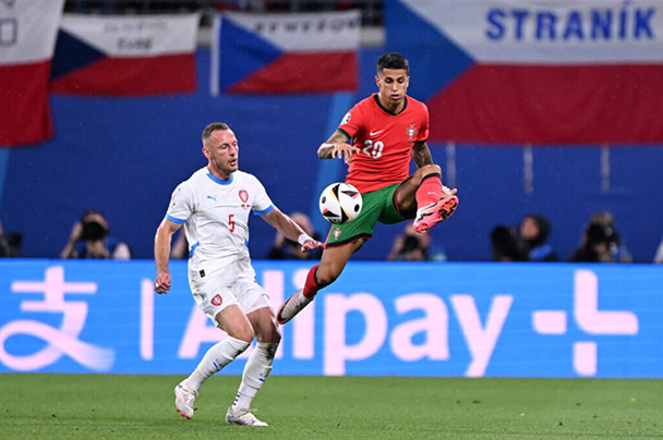Vị trí của Joao Cancelo rõ ràng không phù hợp trong trận đấu với Cộng hòa Séc. Ảnh: AFP