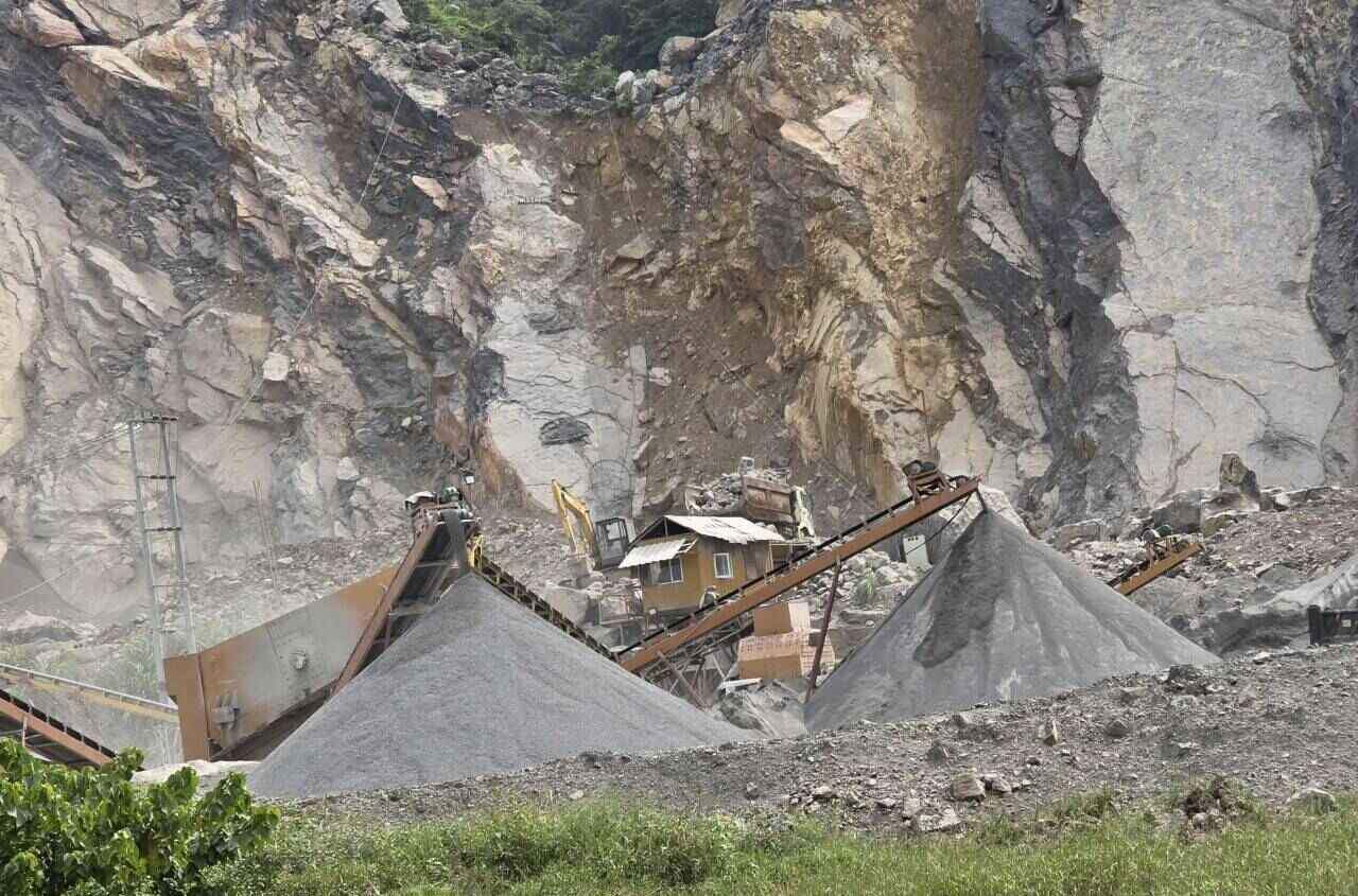 Mỏ đá núi Cay nằm (thôn Quyết Thắng, xã Xích Thổ, huyện Nho Quan, Ninh Bình) thường nổ mìn kiến bụi bay mù mịt, gây ô nhiễm môi trường. Ảnh: Nguyễn Trường