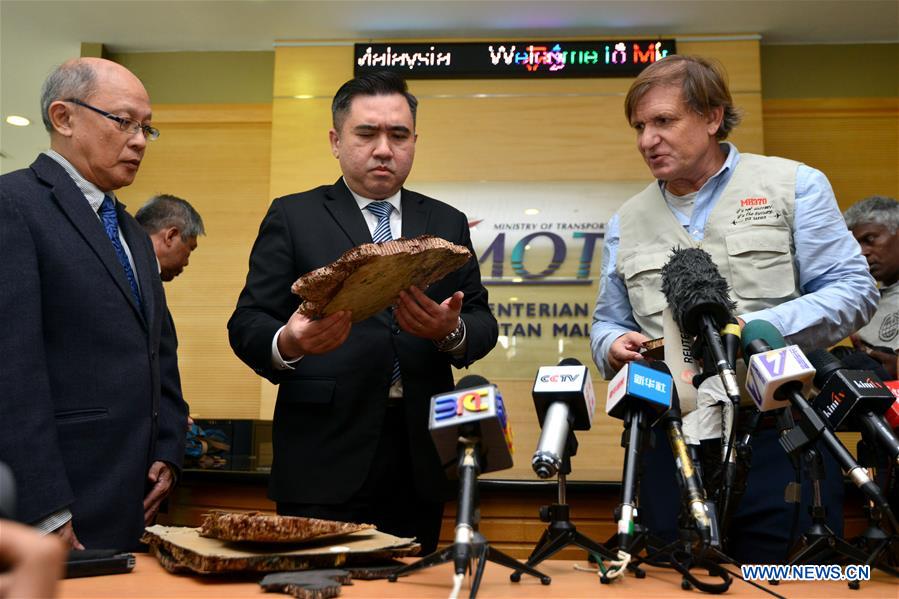 Bộ trưởng Giao thông Vận tải Malaysia Anthony Loke Siew Fook (giữa) kiểm tra các mảnh vỡ nghi của MH370 ở Putrajaya, Malaysia, ngày 30.11.2018. Ảnh: Xinhua