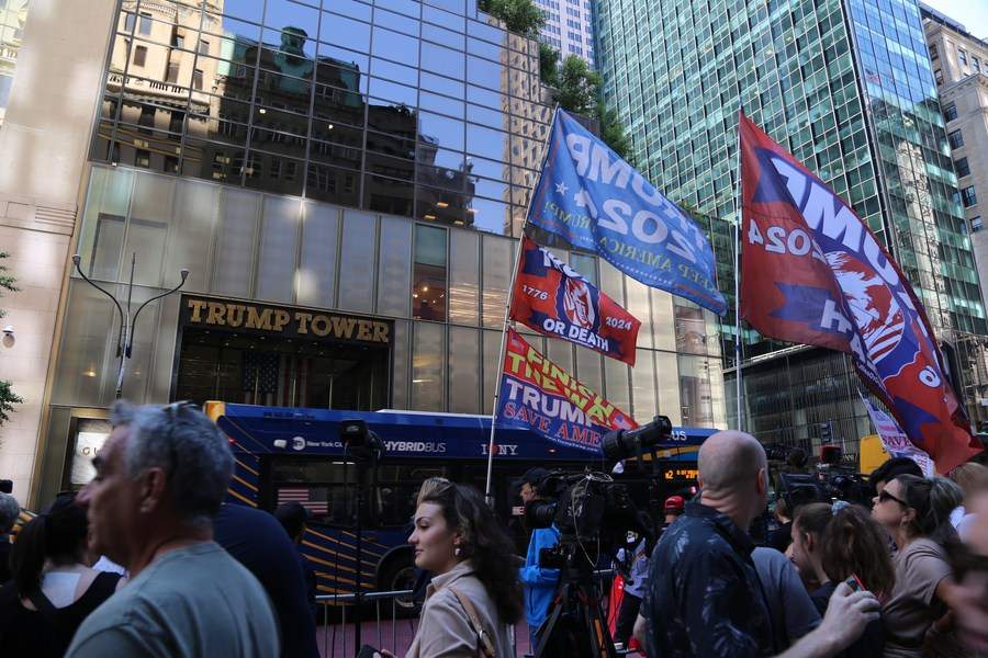 Người ủng hộ cựu Tổng thống Mỹ Donald Trump tụ tập trước Tháp Trump ở New York, Mỹ, ngày 31.5.2024. Ảnh: Xinhua