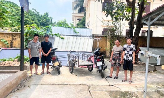 Nhóm đối tượng cắt trộm đường dây cáp điện tại huyện Mê Linh. Ảnh: Công an Hà Nội
