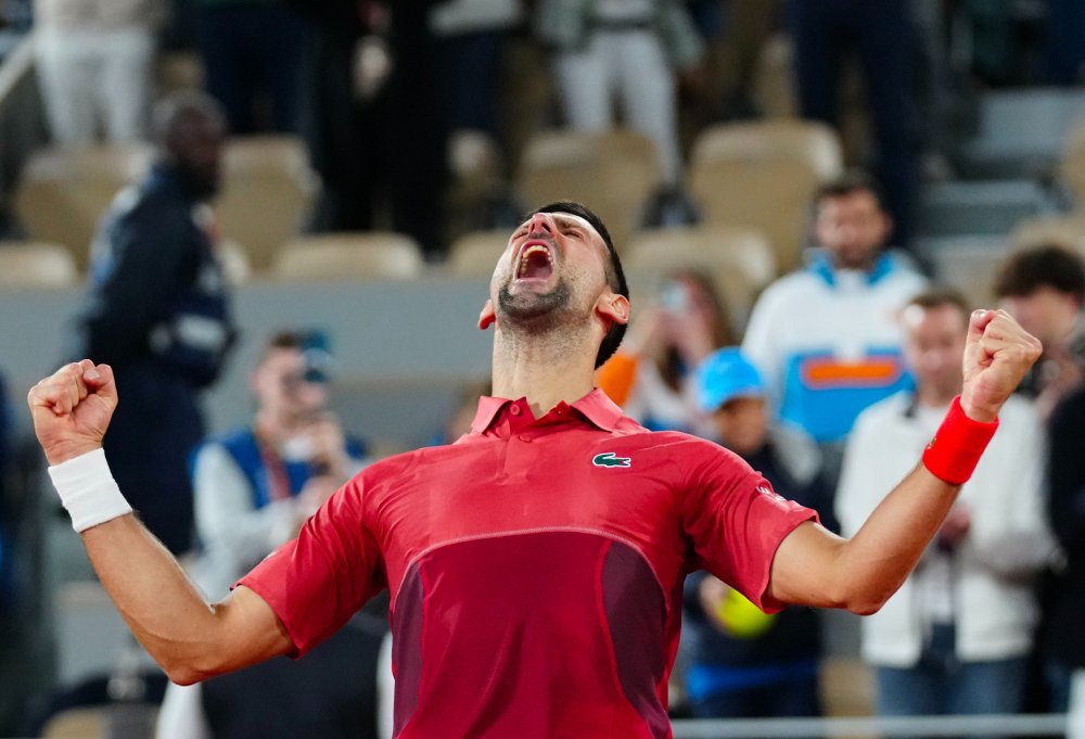 Novak Djokovic ăn mừng cảm xúc sau trận đấu nhọc nhằn với Lorenzo Musetti. Ảnh: Roland Garros