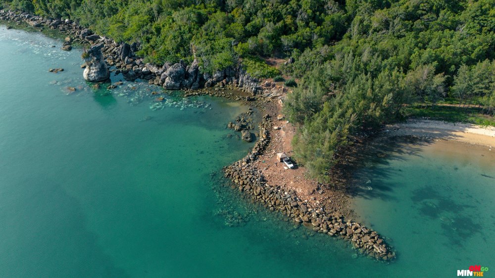Chia sẻ thêm về chỗ cắm trại, Minh đi vào bên trong một khu resort có bãi biển riêng. Phía Nam Đảo có nhiều resort như vậy và du khách có thể tìm hiểu, thương lượng chi phí cắm trại bên trong nếu họ chưa khai thác dịch vụ này.