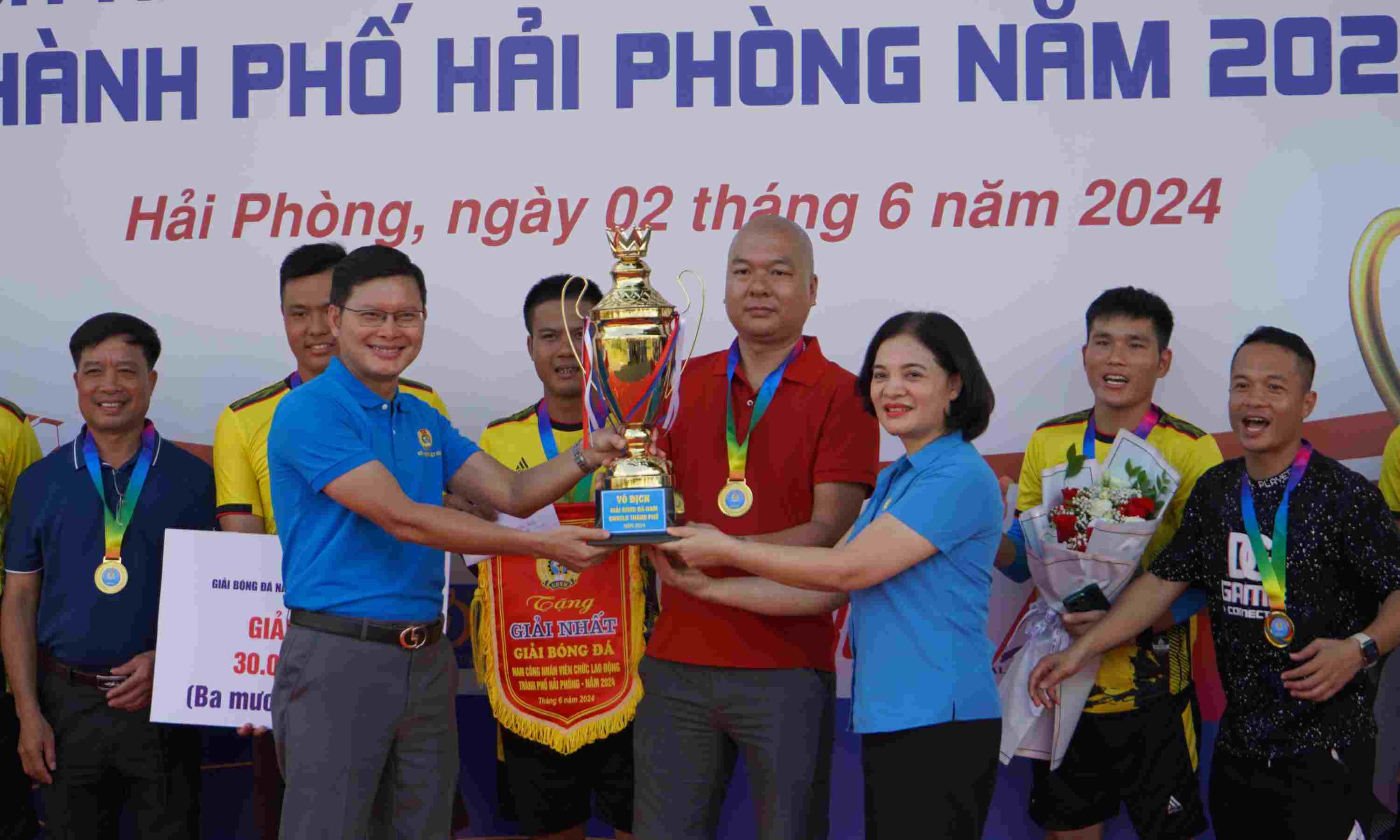 Ban Tổ chức trao cup vô địch cho đội bóng LĐLĐ quận Hải An. Ảnh: Mai Dung