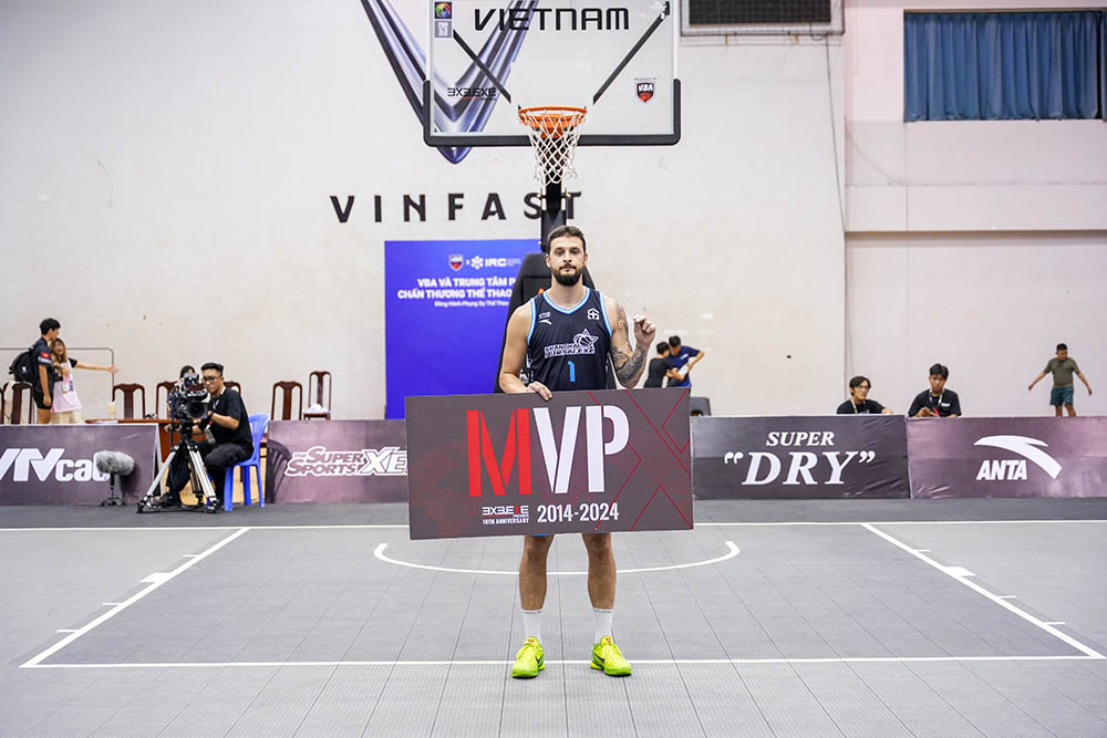 Marko Milakovic nhận danh hiệu MVP chặng 5 giải bóng rổ 3x3.EXE Premier Vietnam 2024. Ảnh: Thanh Vũ