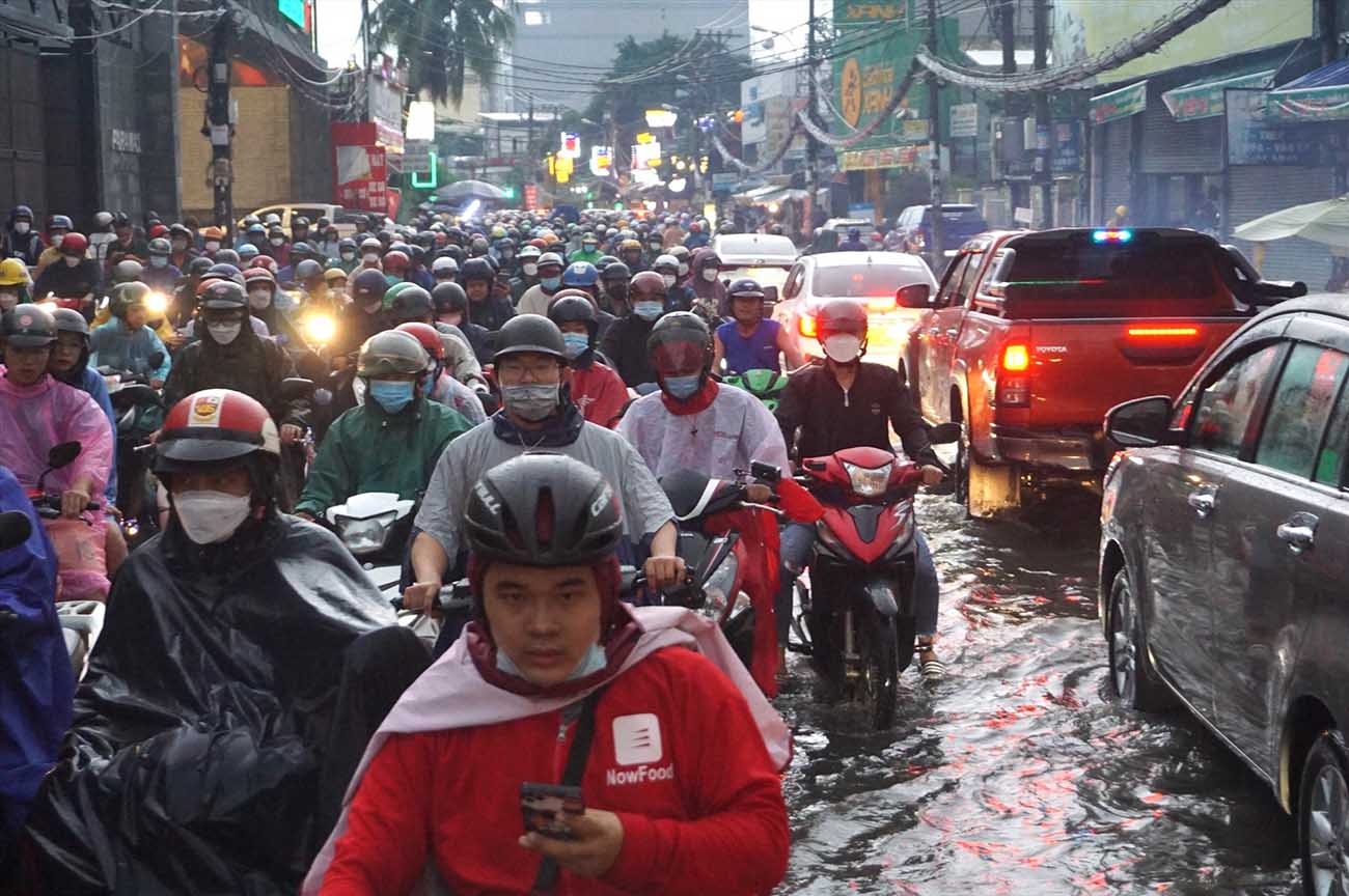 Đường Ung Văn Khiêm thường xuyên kẹt xe, ngập nước.  Ảnh: Minh Quân