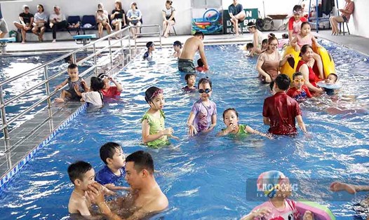 Ngay từ đầu mùa Hè, rất nhiều phụ huynh tại Điện Biên đã cho con em mình tham gia các lớp học bơi. Ảnh: Thanh Bình