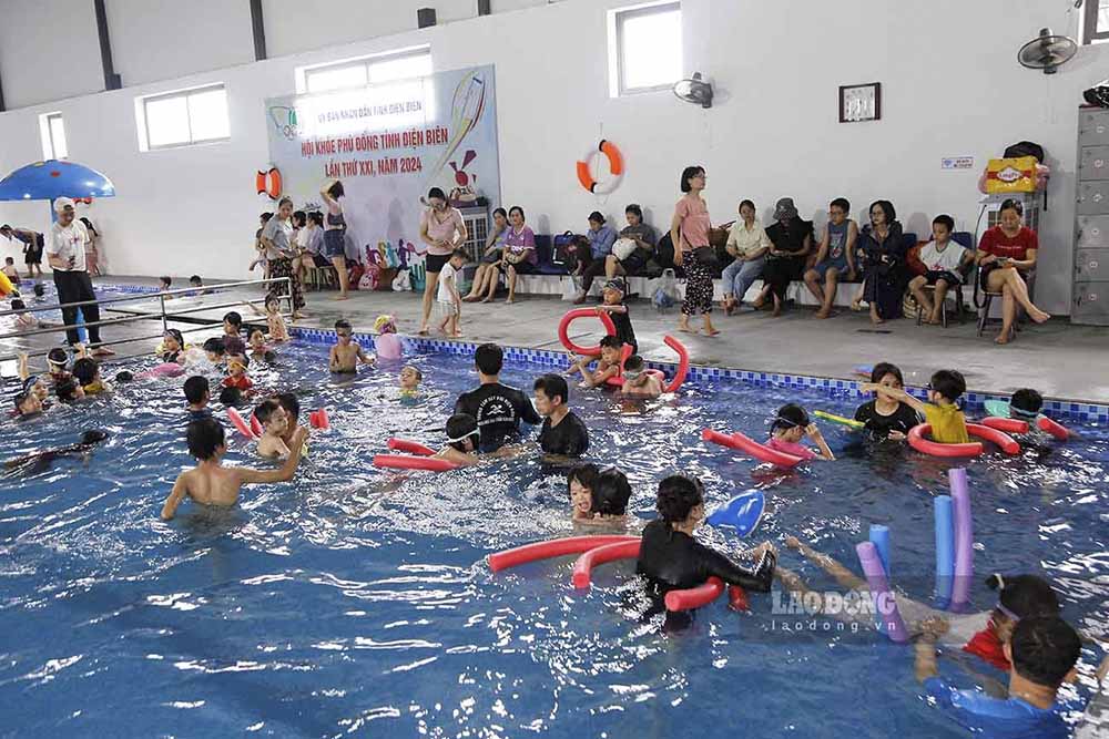 Từ sáng, không khí tại Bể Bơi Bốn Mùa, TP Điện Biên Phủ đã vô cùng náo nhiệt với đông đảo học viên nhí tham gia lớp học bơi hè. Ảnh: Quang Đạt