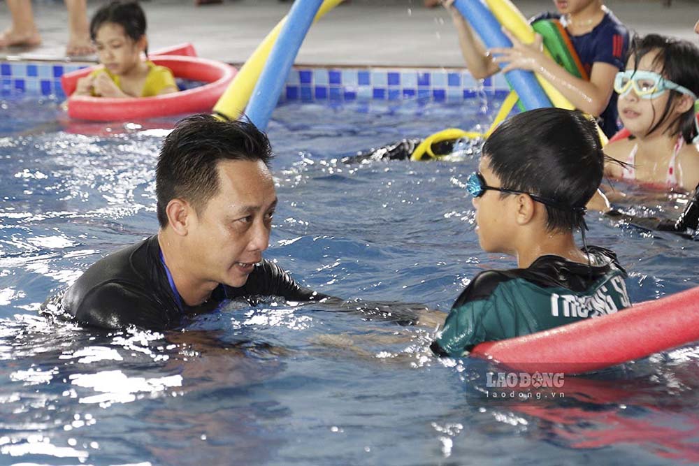 Huấn luyện viên Phạm Đức Phước - Trung tâm dạy bơi Điện Biên hướng dẫn học viên cách thở khi bơi. Ảnh: Quang Đạt