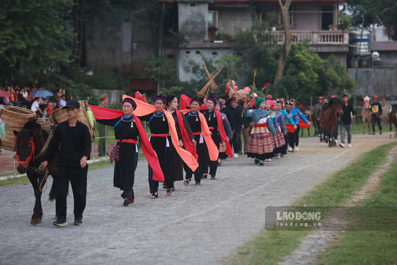 Trước giờ khai mạc Giải đua ngựa truyền thống huyện Bắc Hà lần thứ 17, du khách được xem màn diễu diễn đường phố. Qua đó hiểu thêm rằng, ngựa là người bạn thân thiết, gắn bó với cuộc sống, hoạt động lao động - sản xuất của bà con Bắc Hà. 