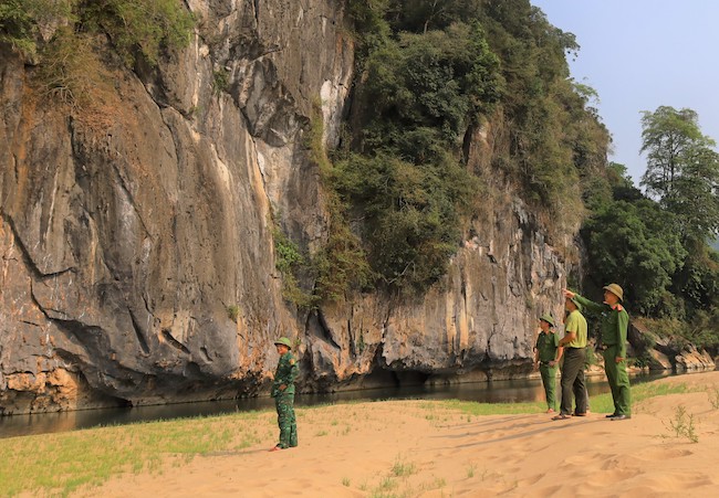 Lực lượng chức năng kiểm tra môi trường sống của đàn Voọc tại núi Lèn Chồng. Ảnh: H. Thanh