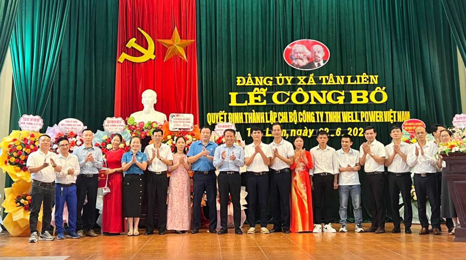 Lãnh đạo Liên đoàn Lao động TP.Hải Phòng, Huyện ủy Vĩnh Bảo chúc mừng chi bộ Đảng Công ty TNHH Well Power được thành lập. Ảnh: Song Hương