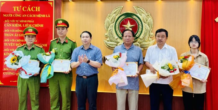 Chủ tịch UBND quận Gò Vấp Nguyễn Trí Dũng trao khen thưởng cho 3 người dân và 2 tập thể Công an quận Gò Vấp. 
