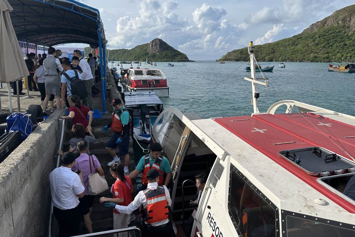 Du khách được trung chuyển từ điểm neo đậu vào cảng Bến Đầm tại Côn Đảo. Ảnh: VQGCĐ