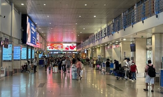 Có những lãnh đạo doanh nghiệp đến sân bay Tân Sơn Nhất mới biết  không xuất cảnh được do thuộc diện tạm hoãn xuất cảnh. Ảnh: Ngọc Ánh