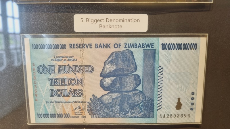 Tờ tiền có mệnh giá cao nhất thế giới - 100 tỉ đôla Zimbabwe, ra đời năm 2008 tương đương 100 USDm, đang trưng bày tại CSO Gallery. Ảnh Nguyễn Hoàng