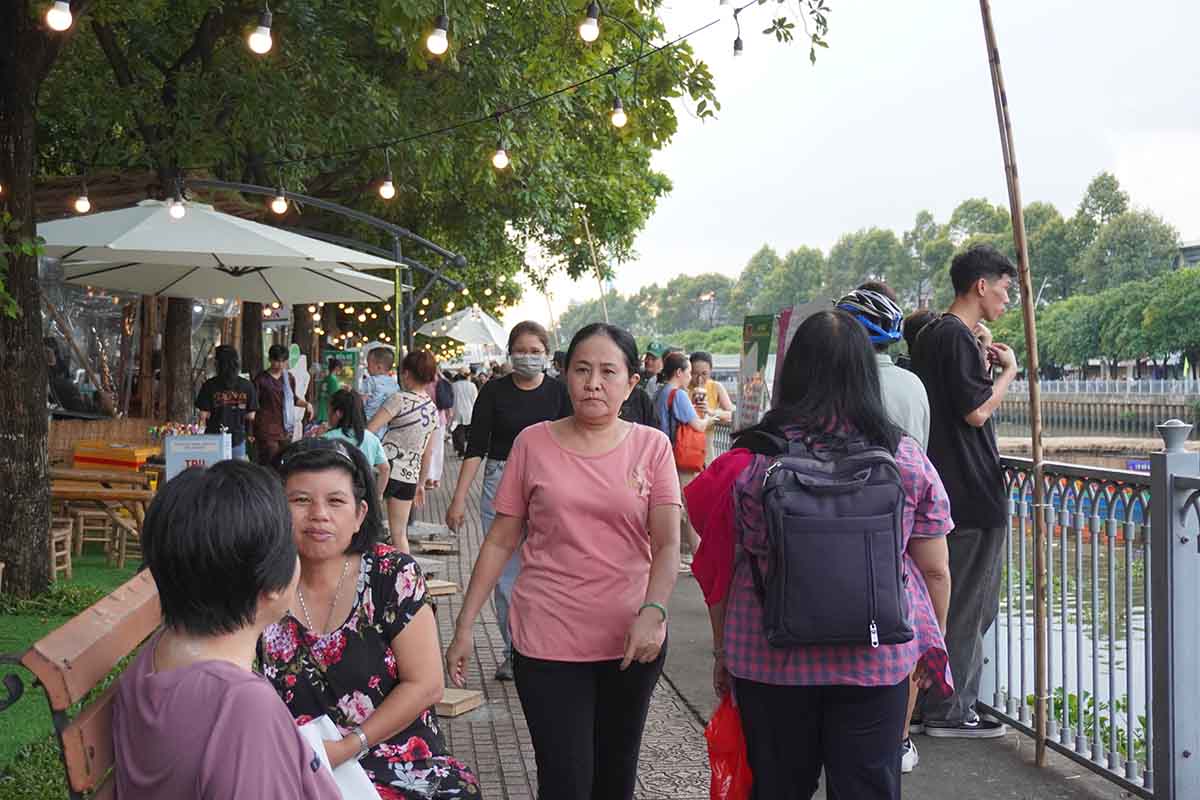 Đông người dân đến tham quan không gian “trên bến dưới thuyền” tại Quận 1. Ảnh: Như Quỳnh